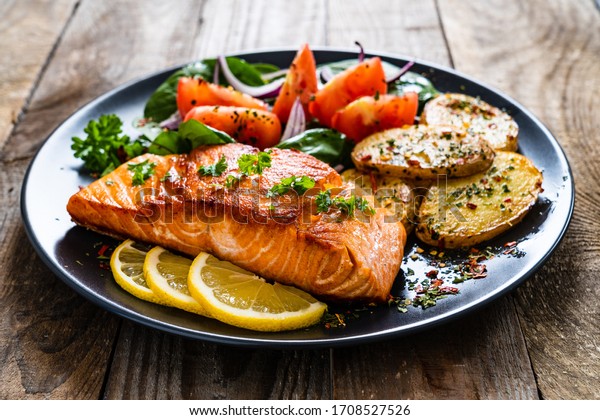 Frittiertes Lachssteak mit Kartoffeln und Gemüse Stockfoto 1708527526 ...