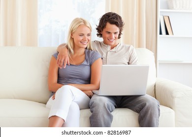 Freundliches Paar mit einem Laptop im Wohnzimmer