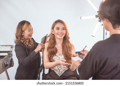 A Friendly Female Actress Accepts To Sign An Autograph From A Fan While Backstage In The Middle Of A Hairstyle Retouch.