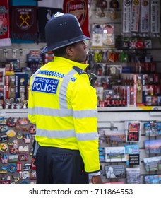 Friendly Police Officer In London - LONDON / ENGLAND - SEPTEMBER 5, 2017