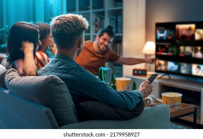 Amigos eligiendo una película para verla juntos en casa, concepto de video a pedido