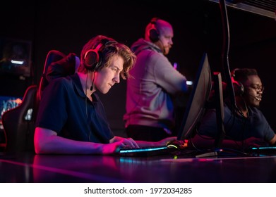 Friends Come To The Computer Club And Play Online Games Under The Guidance Of An Experienced Cyber Instructor