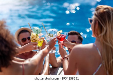 Friends Drink Cocktails By Pool Side On Summer Vacation And Have Fun Together. People, Love, Summer, Vacation And Lifestyle Concept.