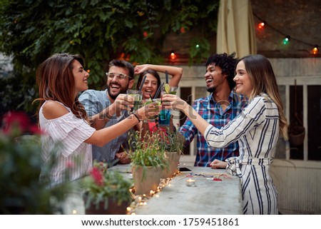 Similar – Gruppe von Freunden, die Spaß an einem Sommergrill haben.