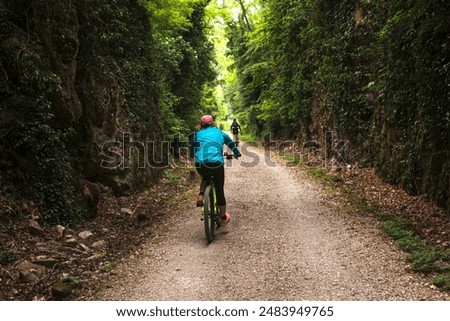 Radfahrer auf Waldweg