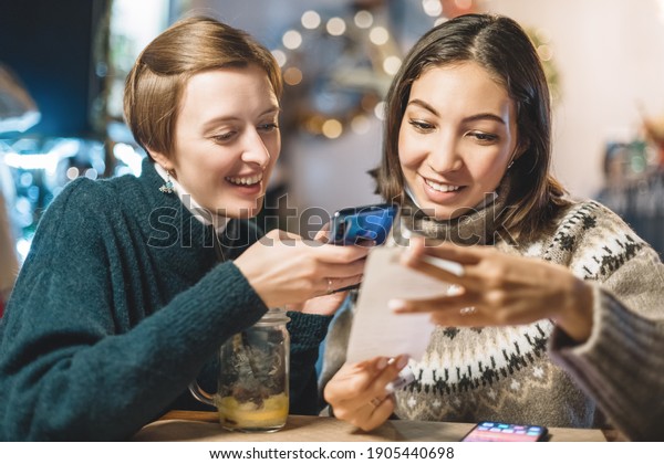 Friends split the bill using the app on
their smartphone after a delicious dinner in a
cafe.