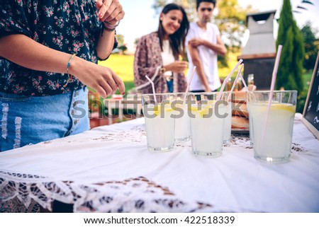 Freunde am Tisch mit frischer Limonade, die Spaß macht.