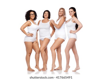 Freundschaft, Schönheit, Körper positiv und Menschen Konzept - Gruppe der glücklichen Frauen in weißer Unterwäsche