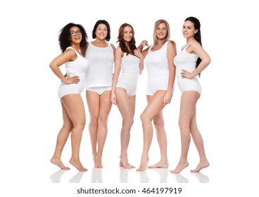 Freundschaft, Schönheit, Körper positiv und Menschen Konzept - Gruppe der glücklichen Frauen in weißer Unterwäsche