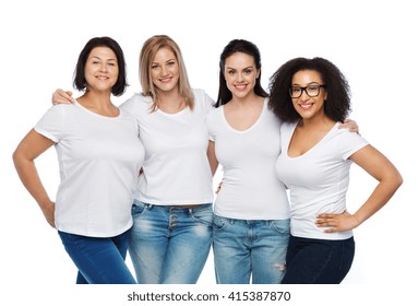 Freundschaft, Vielfalt, Körper positiv und Menschen Konzept - Gruppe glücklicher Frauen unterschiedlicher Größe in weißen T-Shirts umarmend