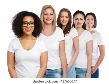 Freundschaft, Vielfalt, Körperpositiv und Menschen Konzept - Gruppe von glücklichen Frauen unterschiedlicher Größe in weißen T-Shirts