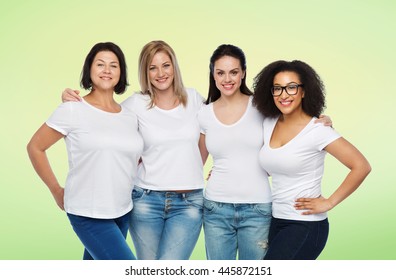 Freundschaft, vielfältig, körperpositiv und Menschen Konzept - Gruppe von Frauen unterschiedlicher Größe in weißen T-Shirts auf grünem Naturhintergrund