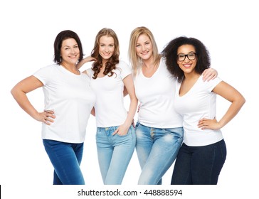 Freundschaft, Vielfalt, Körper positiv und Menschen Konzept - Gruppe glücklicher Frauen unterschiedlicher Größe in weißen T-Shirts umarmend