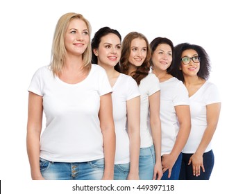 Freundschaft, Vielfalt, Körperpositiv und Menschen Konzept - Gruppe von glücklichen Frauen unterschiedlicher Größe in weißen T-Shirts