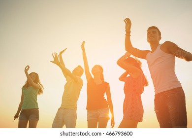 Freundschaft, Sommerurlaub, Urlaub, Party und Leute Konzept - Gruppe lächelnder Freunde tanzen am Strand