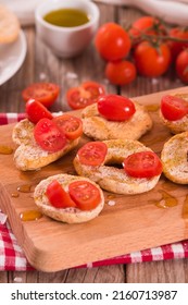 Friselle with cherry tomatoes and salt.