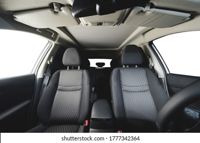 Vista frontal del asiento del coche del paño delantero con ventanas aisladas