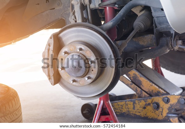 Front disc brake of car, Repairing the disk brake\
in the garage