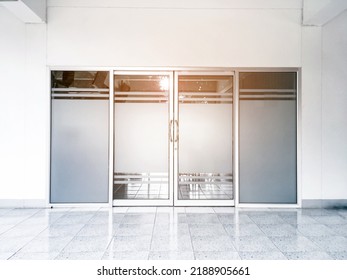 Puerta delantera, puertas de vidrio, puerta de aluminio de la tienda y la oficina, luz solar editada, enfoque suave y selectivo.