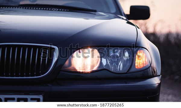 front\
headlights with dimmed high beam and us\
indicators