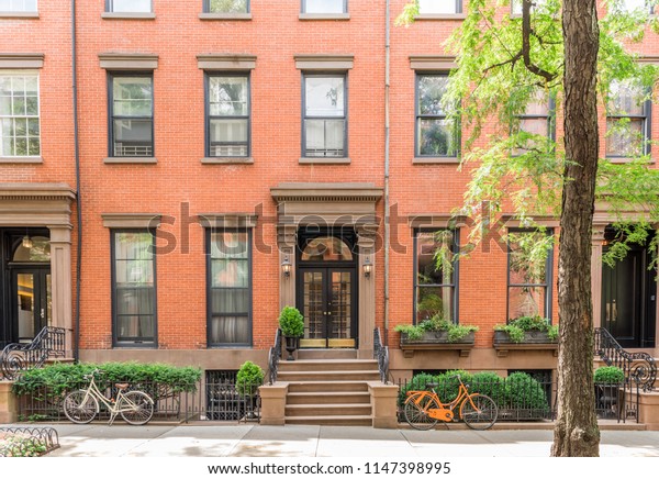 ニューヨーク市のブルックリンハイツの象徴的な地区にある華やかな茶色い石造りの建物の正面 の写真素材 今すぐ編集