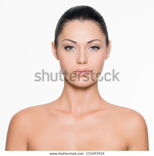 白い背景に美しい顔をした女性の正面のポートレート の写真素材 今すぐ編集 白い背景に美しい顔をした女性の正面のポートレート の写真素材 今すぐ編集