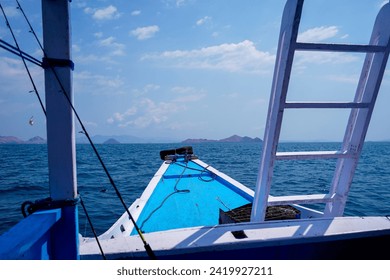 Front of the ship with the ocean