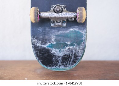 Front View Of The Back Of A Skate Board With Yellow Wheels