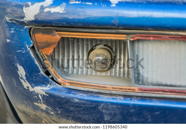 Front view of car\'s\
broken tail light