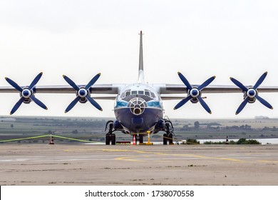 2,120 Propeller plane front view Images, Stock Photos & Vectors ...