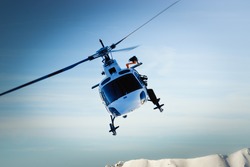 Vista Frontale Dell'elicottero In Volo. Vola Sopra La Montagna Di Neve.