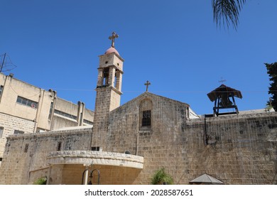 Vista frontal de la Iglesia de San José en Nazaret, Israel.