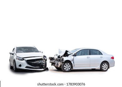 Передняя часть белого автомобиля повреждена в результате аварии на дороге. Изолирован на белом фоне. Сохранено с контуром обрезки