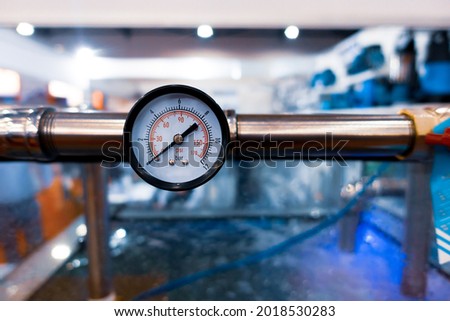 Frontal pressure gauges with rear connection for measuring the pressure of liquid and gaseous substances.