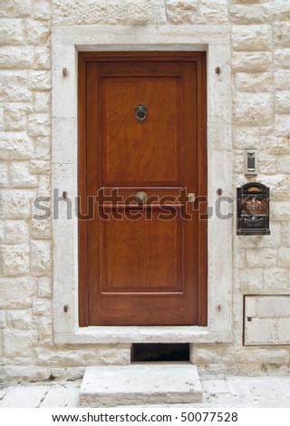 Frontdoor with post box.