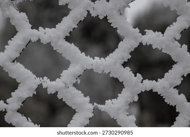 Frost-covered fence with a hexagonal pattern. Zúzmarás kerítés hatszögletű mintával