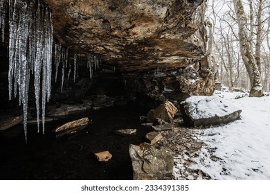 Cueva congelada en la nevada Suecia, adornada con músculos brillantes. Calma de invierno.