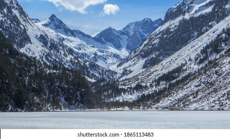 Frozen Gaube Lake (Lac De Gaube) In The French Pyrenees, In The Department Of The Hautes-Pyrénées, Near The Town Of Cauterets, France. The Mount Vignemale In The Background.