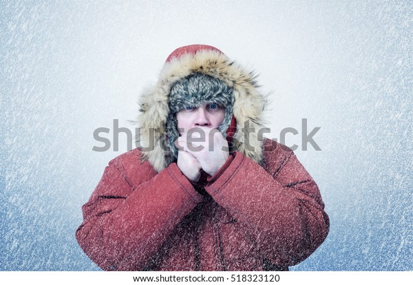 手を温める冬服を着た凍りついた男 寒い 雪 ブリザード の写真素材 今すぐ編集