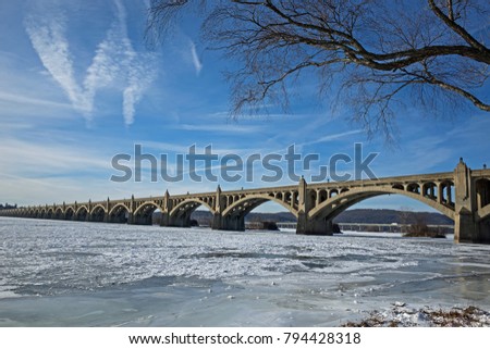 Frozen Susquehanna River in PA, USA. It is the longest river on the East Coast of the United States that drains into the Atlantic Ocean, via the Chesapeake Bay. Ice jams are a major flood threat. 