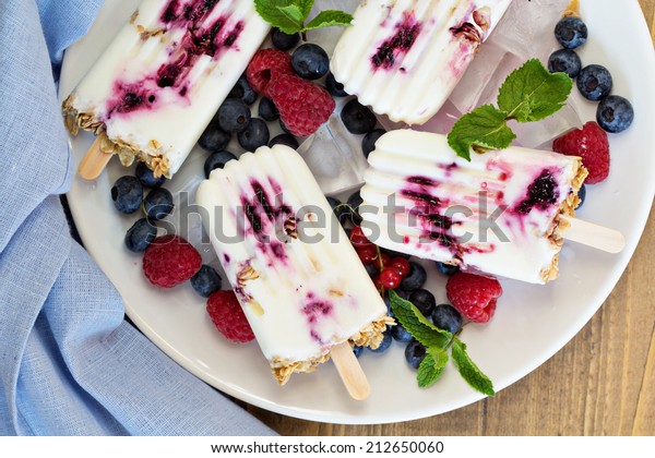 Frozen\
yogurt popsicles with oats and blueberry\
jam