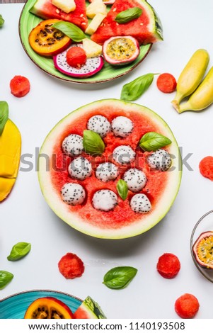 Foto Bild Wassermelonenschale gefüllt mit Obst