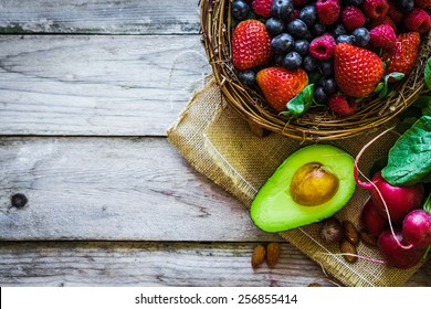 Obst und Gemüse auf rustikalem Hintergrund