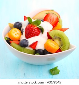 Fruchtsommersalat in weißer Schüssel mit Jogurt