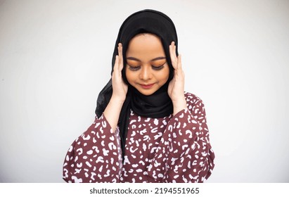 Frustated Asian Young Woman In Hijab Isolated On White Background Holding Head With Headache