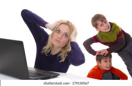 frustrierte arbeitende Mutter mit kämpfenden Kindern
