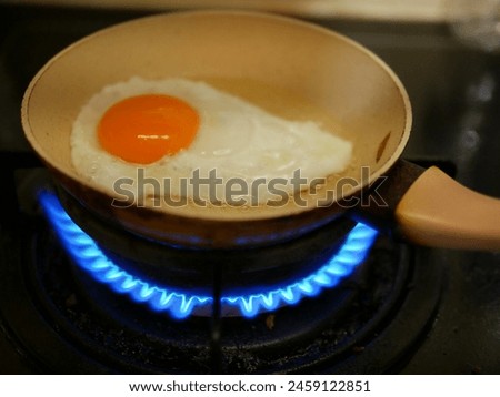 Fry fried eggs in a small pan over high heat.