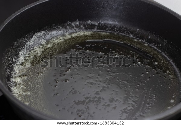 Frying pan (griddle)\
with melted butter