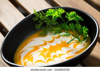 ..Frying The Pumpkin In Olive Oil, Add The Vegetable Broth, Beat In A Blender. Separately, Warm Up And Whip The Creamer, Garlic And Ginger With A Blender. Pour Into A Plate Of Herbs..