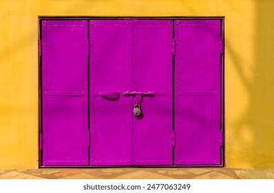 Puerta metal pintado rosa